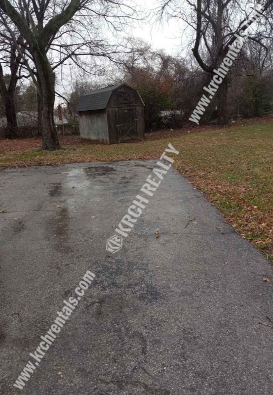 Building Photo - 3-Bedroom Home Near Grocery Stores and Sho...