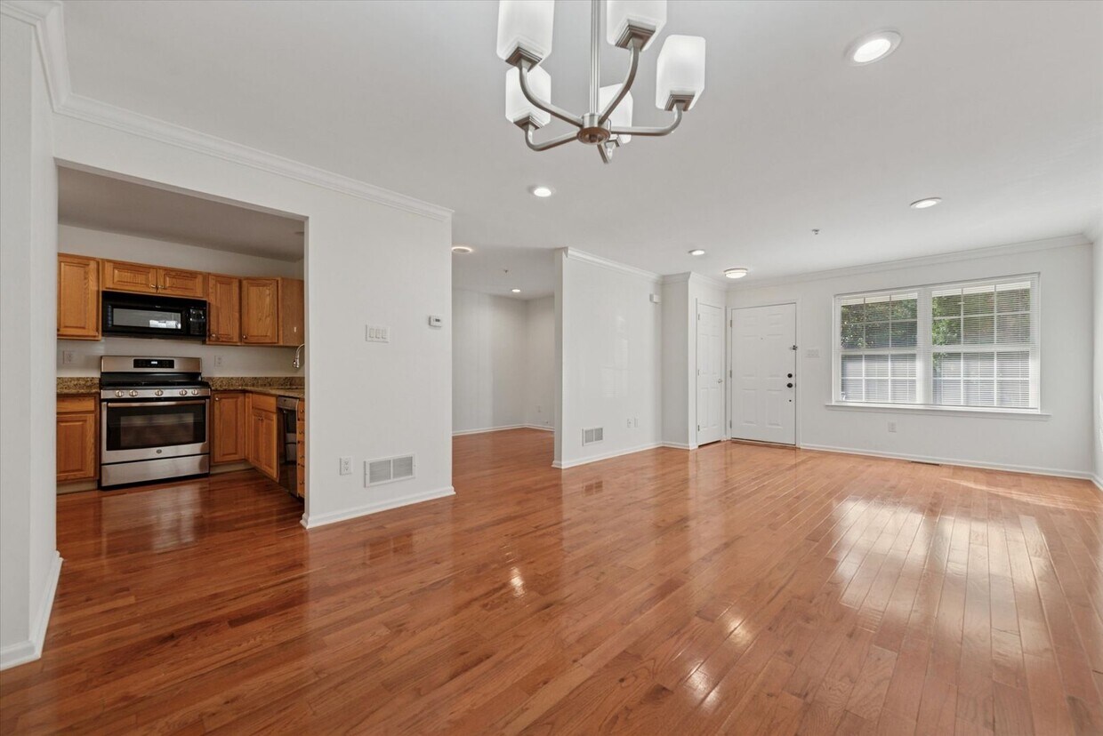 Foto principal - Beautiful 2BR/2.5BA Townhome in Byers Stat...