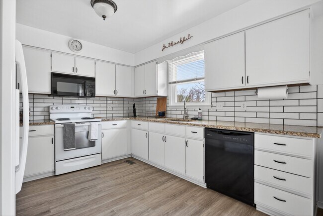 Building Photo - 136 Stevens Dr