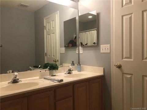 Foto del edificio - 8791 Robinson Forest Dr