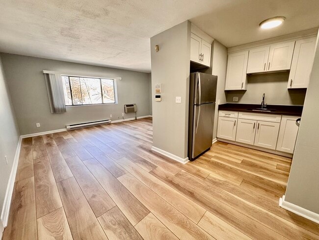 Building Photo - 837 River St