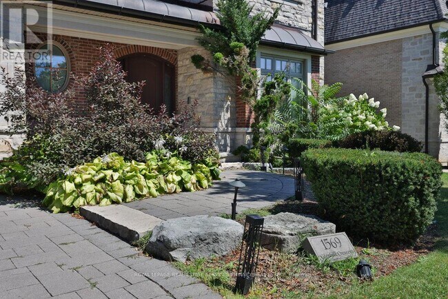 Building Photo - 1569 Glenhill Crescent