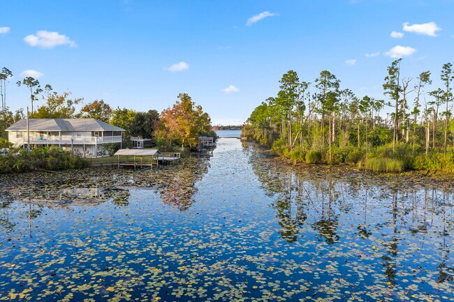 Ubicado en el canal justo al lado del lago Deer Point - 6414 Stoney Point Rd