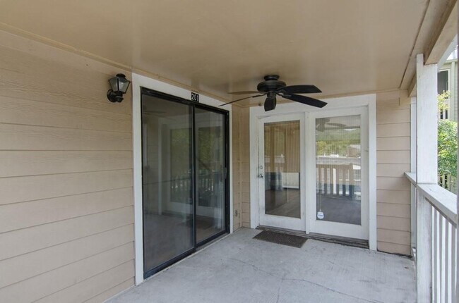Foto del edificio - Quaint townhouse style condominium in Hyde...