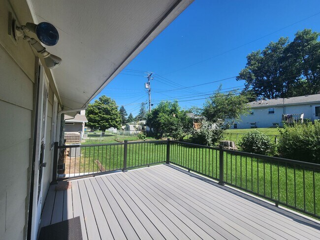 Foto del edificio - Spacious 5-Bedroom Home Near McKennan Park