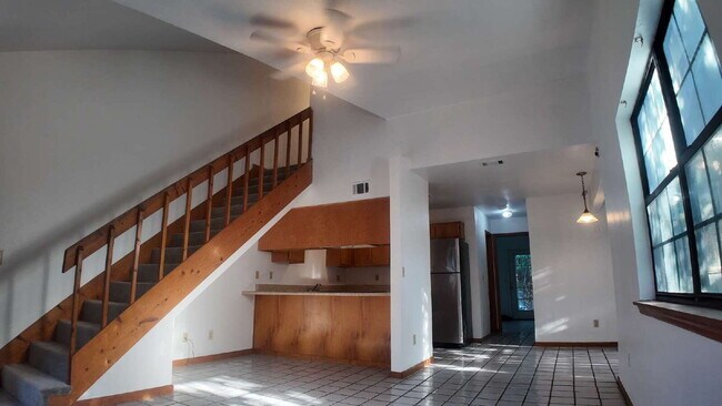 Foto del edificio - Freshly Remodeled 3 BR 2 BA Townhome Located Minutes From Doak Campbell Stadium!