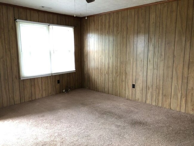 Building Photo - 2 Bedroom 1 Bath Duplex Available!