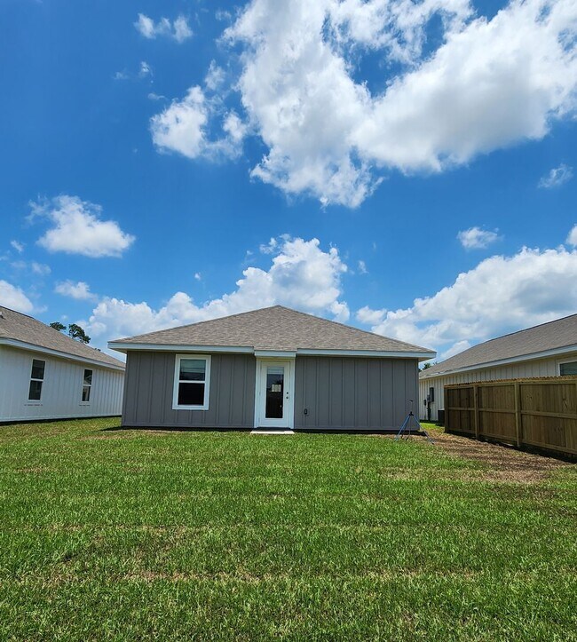 Building Photo - Brand new 3/2 available now in Foley