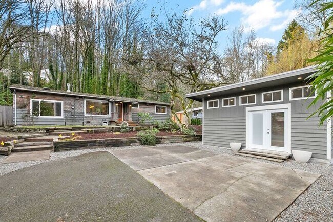 Foto del edificio - Sweet West Seattle PNW Rancher w/ Detached...