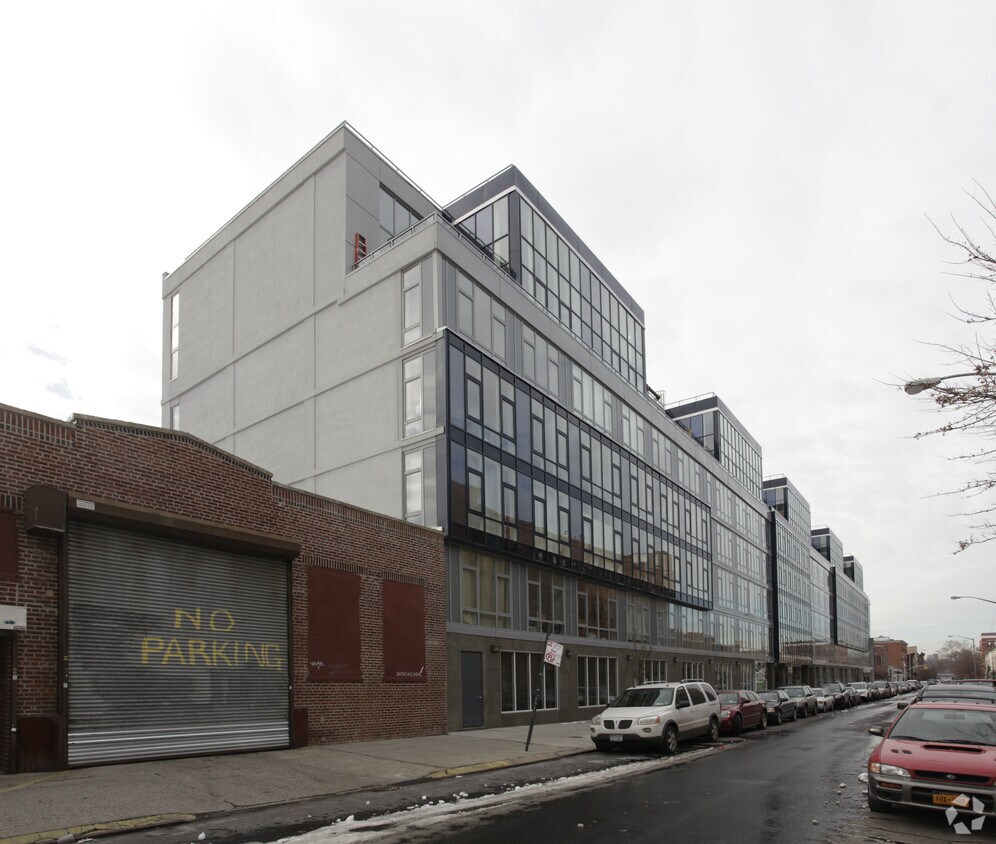Primary Photo - 110-130 Green St