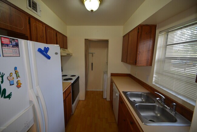 Building Photo - 2233 Flower Tree Cir