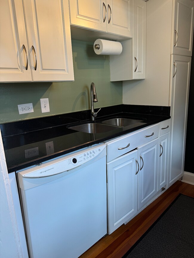 Building Photo - Fully Furnished 3 Bedroom/ 1 Bathroom Home...