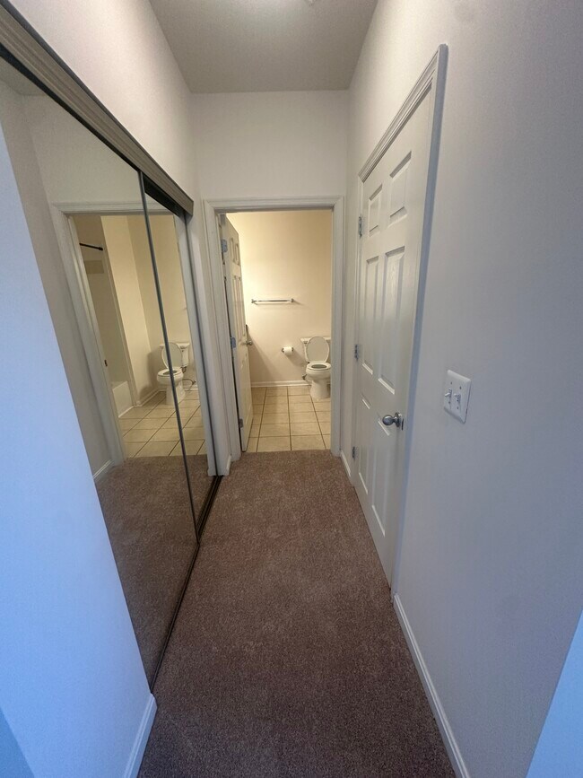 Baño MBR y dos armarios. - 4860 EISENHOWER Ave