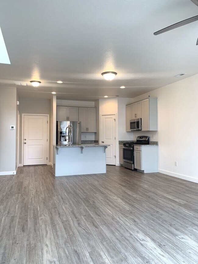 Foto del edificio - Move In & Get 2 Weeks Free! 3 Bed 2.5 Bath Townhome in West Haven