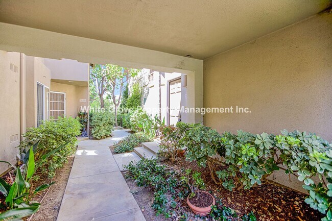Foto del edificio - Stylish 2 Bed, 2 Bath End-Unit Condo in Mi...