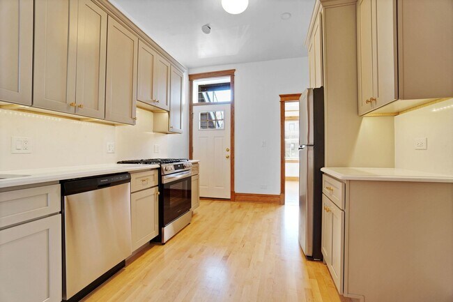 Building Photo - 3824 N Sheffield Ave