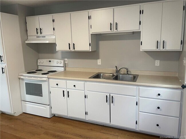 Foto del edificio - 83 Midway Oval