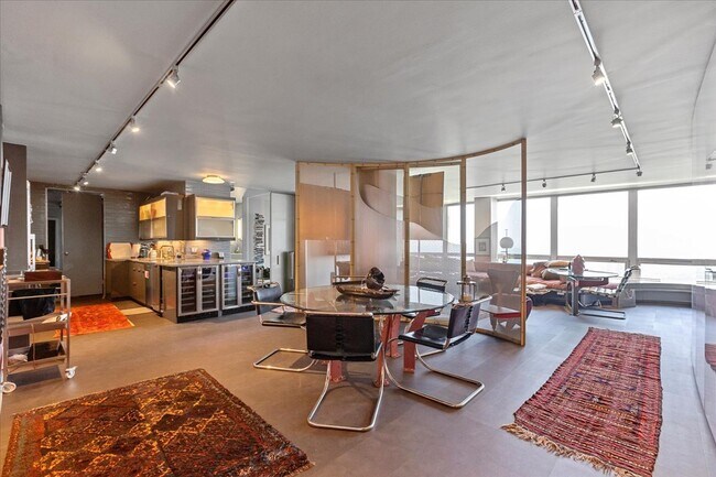 Foto del edificio - 2400 N Lakeview Ave