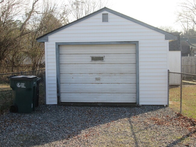 Building Photo - Three Bedroom Highland Springs Home. Available in September