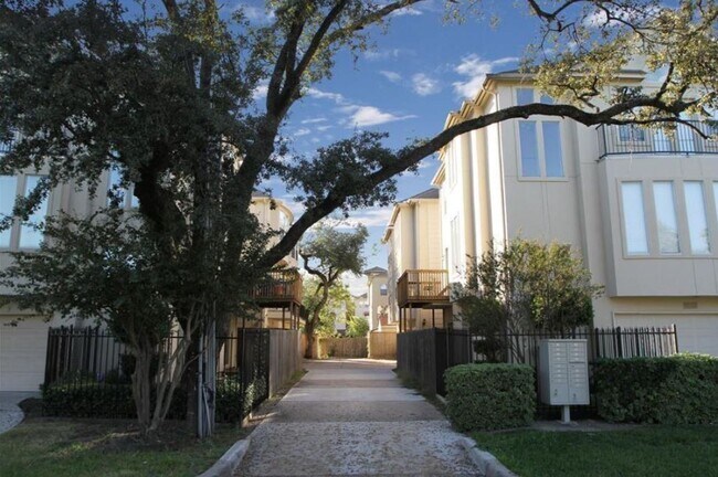 Building Photo - Elegant 3-Bedroom End-Unit Townhome Near M...