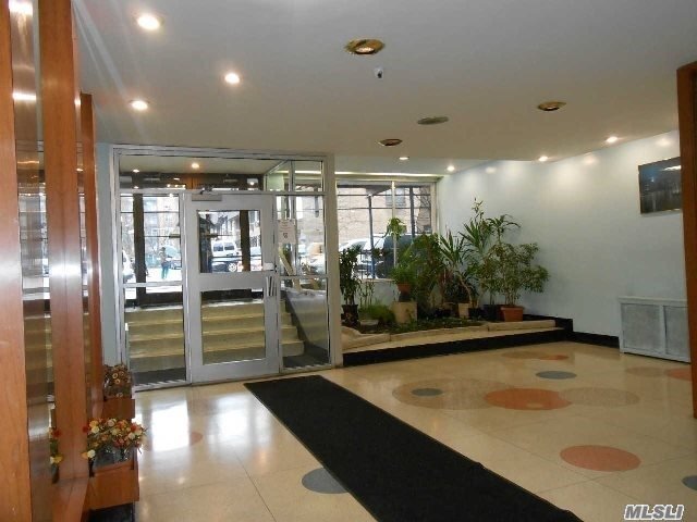 Foto del edificio - 143-30 Roosevelt Ave