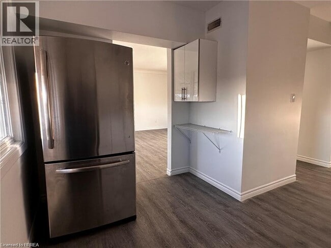 Photo du bâtiment - 73 Fourth Ave