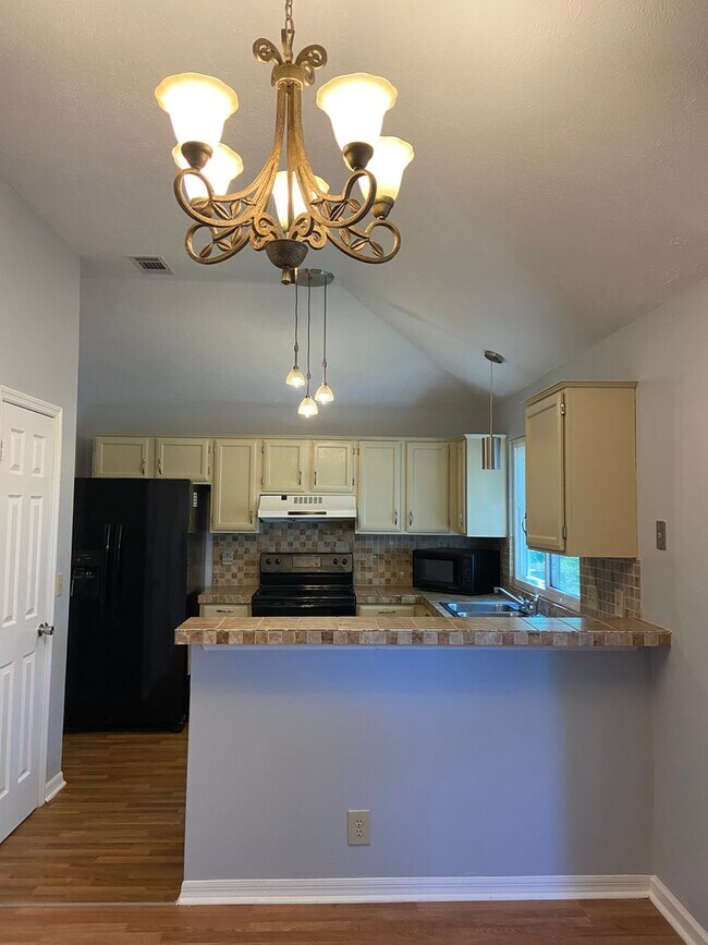 Building Photo - Renovated 3 Bedroom / 2 Bathroom/ 2 Car Ga...
