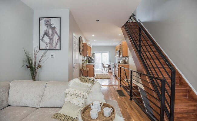 Foto del edificio - Stunning 3-Bedroom Townhouse with Finished...