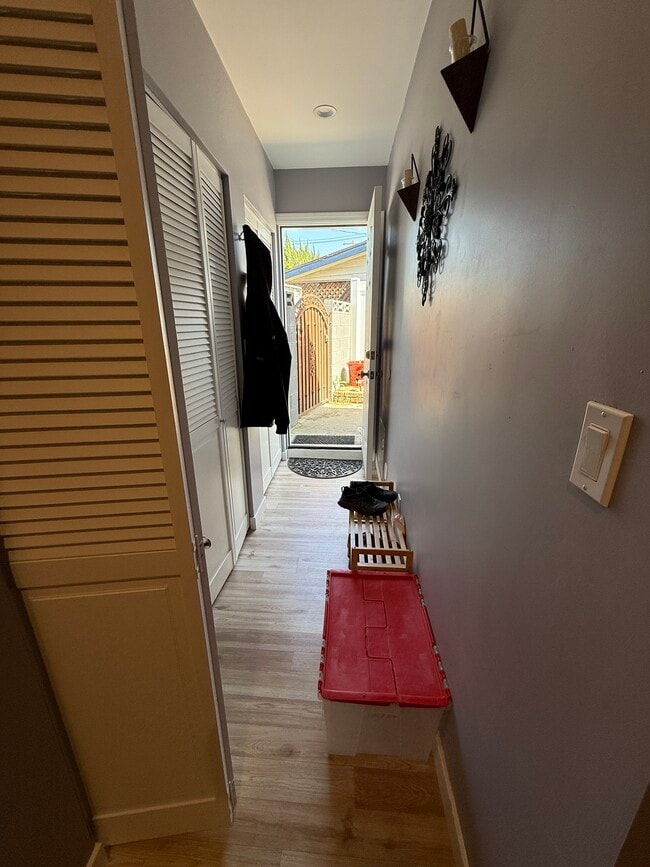 ENTRY/HALLWAY - 474 Reims St