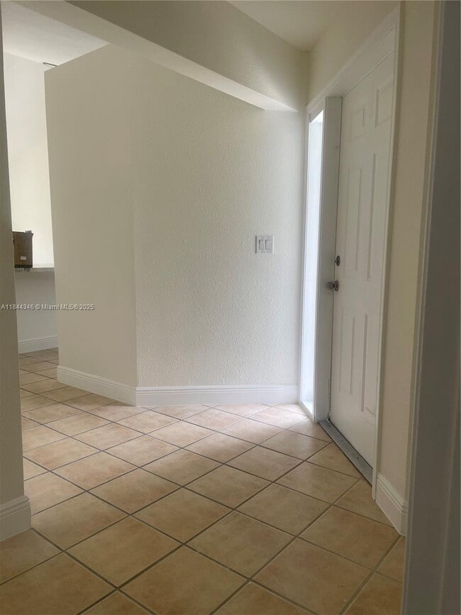 Building Photo - 935 Country Wood Ct