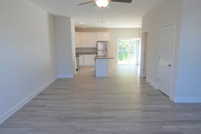 Building Photo - 128 Creekland Wy