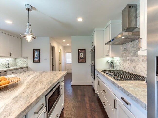 Building Photo - 9806 Cliffwood Dr