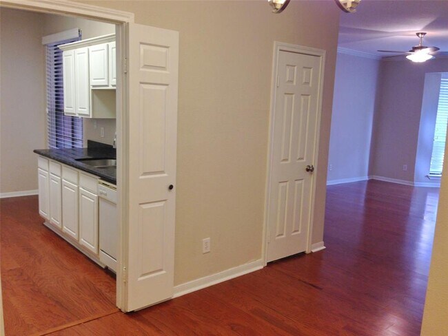 Foto del edificio - 2255 Braeswood Park Dr