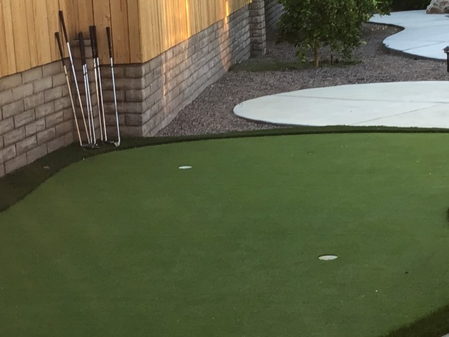 Putting green with clubs - 73531 Red Cir