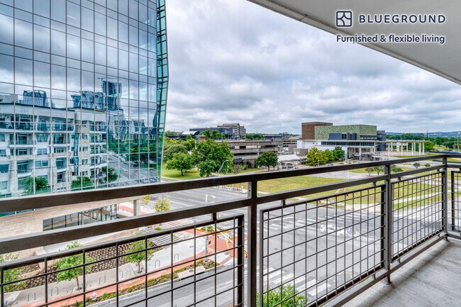 Building Photo - 422 W Riverside Dr
