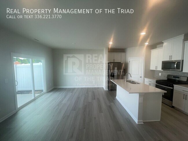 Building Photo - Lovely 3 bedroom, 2.5 bath Townhouse - Bra...