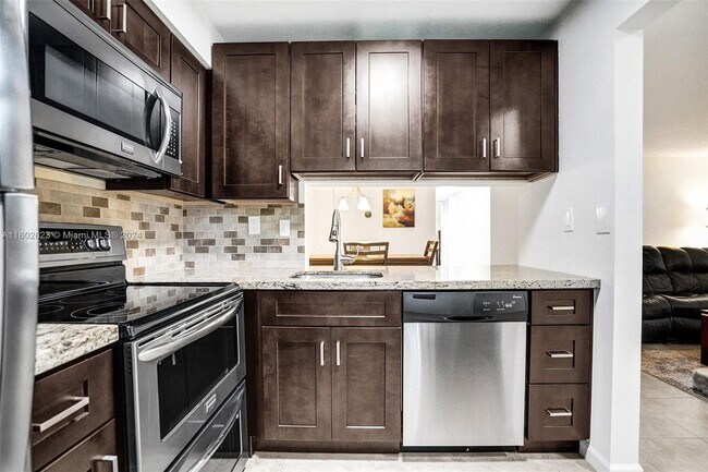 Foto del edificio - 2725 S Oakland Forest Dr