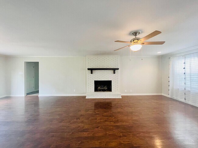 Foto del edificio - 223 Raintree Ln