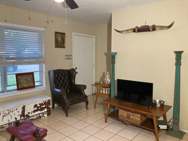 Sala de estar 2 - 200 N Shirley Ln