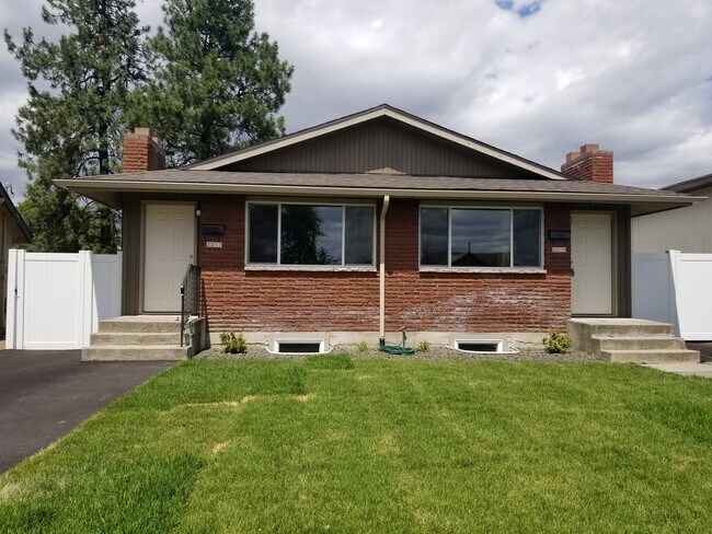Foto del edificio - Spacious & Updated 3 bedrooms +large rec room 2 baths, landscaped