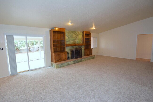 Building Photo - Amazing Home East of Tramway!