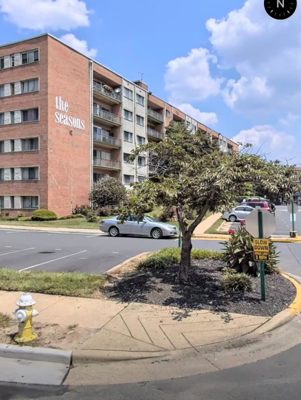 Foto del edificio - 5851 Quantrell Ave