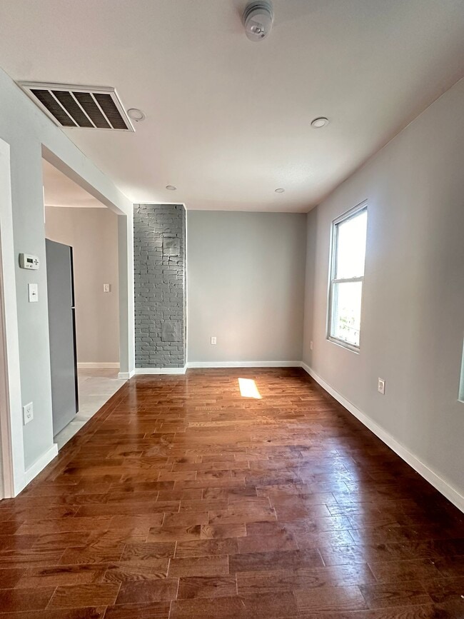 Building Photo - 736 S 15th St