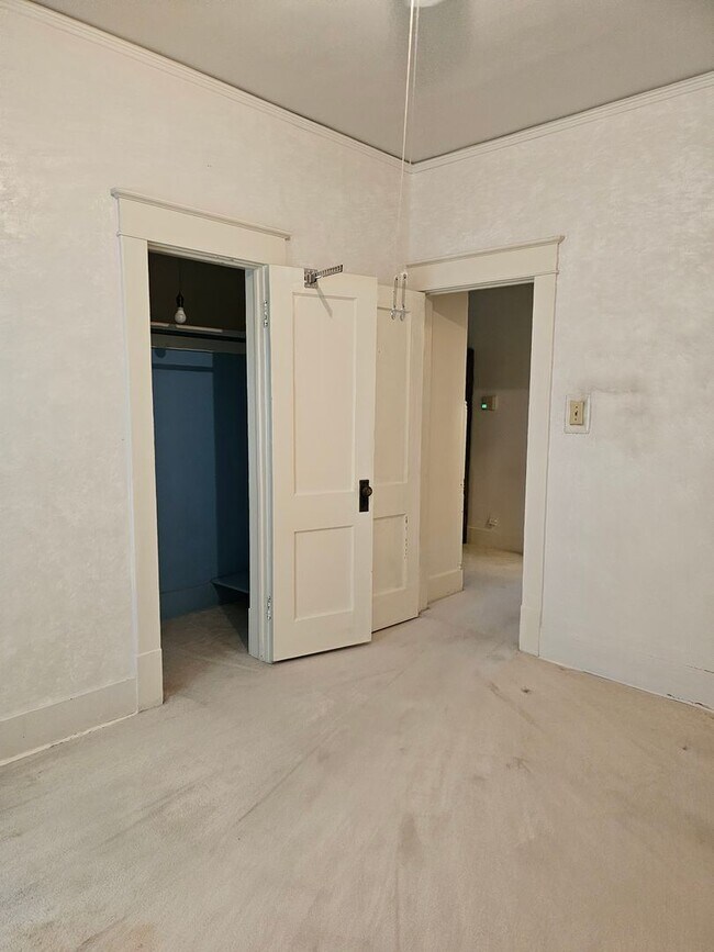Building Photo - 3 Bed Rental