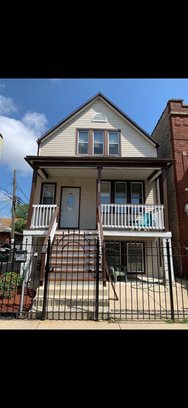 Entrada - 3444 W Schubert Ave