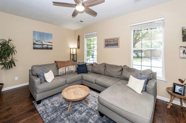 Foto del edificio - 1418 Whispering Oaks Trl