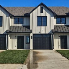 Building Photo - 363 SE 70 Rd