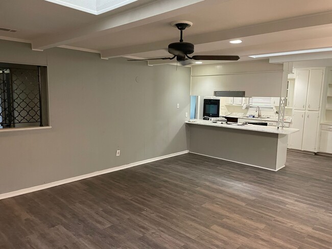 Foto del edificio - 6172 Whitman Ave
