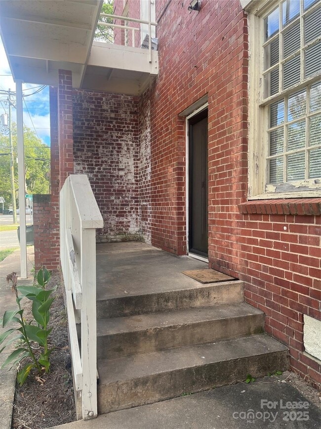 Building Photo - 203 W Liberty St