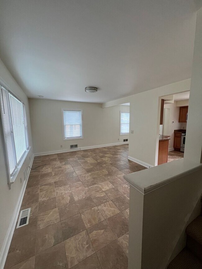 Foto del edificio - 3 Bed, 1.5 Bath Near U of R, Strong & Coll...